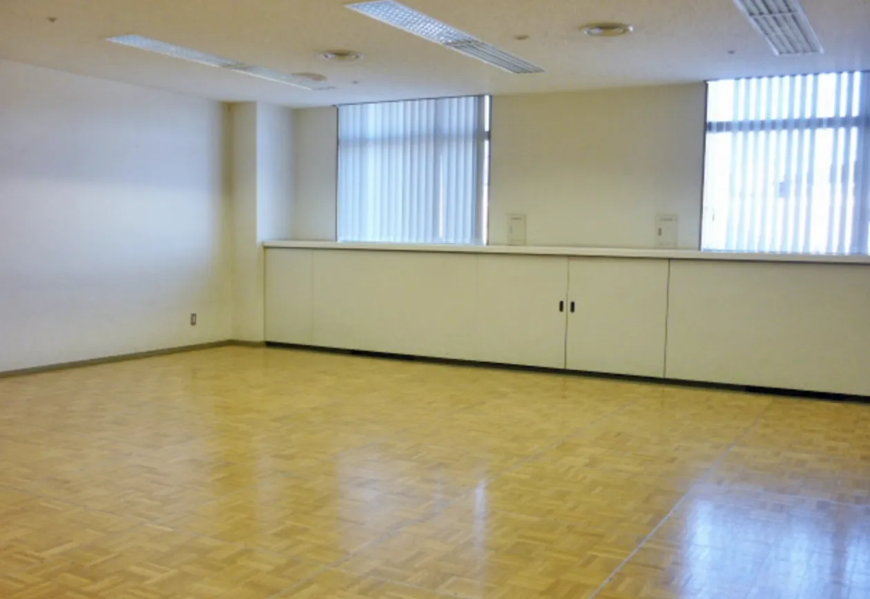 アイセル21の稽古会場（32集会室）の室内